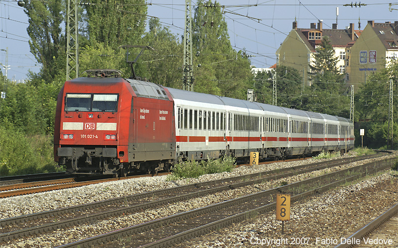 Den IC 2391 (Frankfurt (Main) Hbf - Salzburg Hbf) schiebt diesmal 101 021-4.