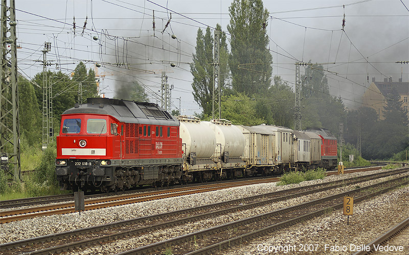 Der Unkrautvernichtungszug kommt von seinem Einsatz zurück - vorne 232 618-9, hinten 233 040-5.