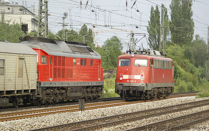 233 040-5 schiebt den Unkrautvernichtungszug. 110 339-9 ist in Richtung München Ost unterwegs.