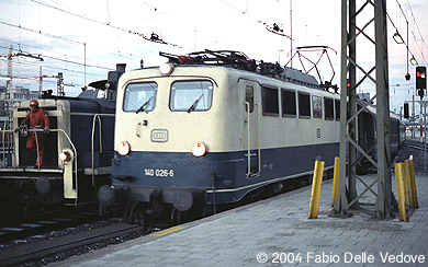 140 026-6 stellt die Wagen für den Sonderzug im Starnberger Bahnhof bereit (München Hauptbahnhof, 1990).