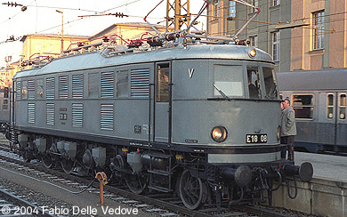 Gleich nach der Ankunft werden die Führerstände der E 18 08 gestürmt (München Hauptbahnhof, 1990).