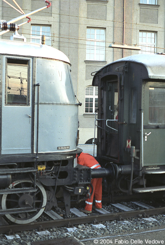 Jetzt wir die E 18 08 an ihren Zug angekuppelt (München Hauptbahnhof, 1990).