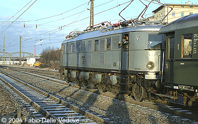 Beide Führerstände der E 18 08 sind besetzt (München Hauptbahnhof, 1990).