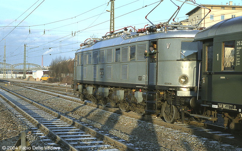 Beide Führerstände der E 18 08 sind besetzt (München Hauptbahnhof, 1990).