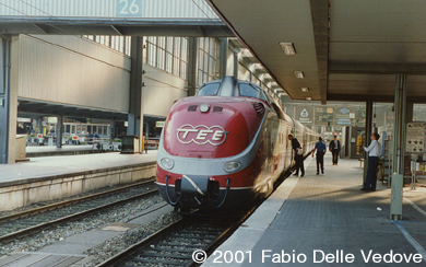 Zum Vergrößern klicken - Soeben ist der TEE-Triebzug in den Münchner Hauptbahnhof eingefahren. Kaum ein Eisenbahnfreund hat sich am frühen Morgen eingefunden (1989).