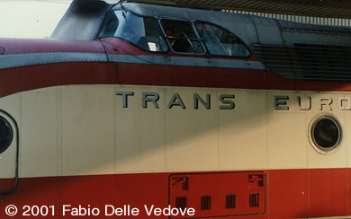 Zum Vergrößern klicken - Die Lokführer haben den Führerstand bereits gewechselt (München Hauptbahnhof, 1989).