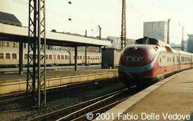 Zum Vergrößern klicken - Nach wenigen Minuten fährt der Vt 11.5 weiter nach Straubing. Die Silberlinge im Hintergrund sind inzwischen auch schon Eisenbahnnostalgie (München Hauptbahnhof, 1989).