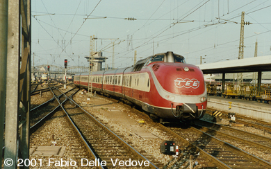 Zum Vergrößern klicken - Der TEE-Triebzug verläßt den Münchner Hauptbahnhof in Richtung Straubing (1989).