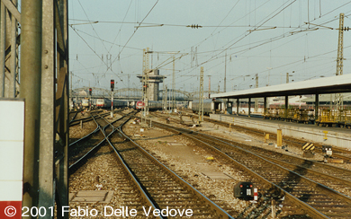 Zum Vergrößern klicken - Langsam entschwindet der Vt 11.5 in der Ferne, während sich eine 103 mit einem Intercity nähert (München Hauptbahnhof, 1989).