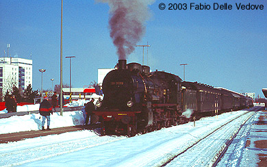 Zum Vergrößern klicken - Vor wenigen Minuten ist der Sonderzug der UEF mit 38 3199 an der Spitze und V 100 1041 am Ende in Kempten angekommen (15.02.2003).