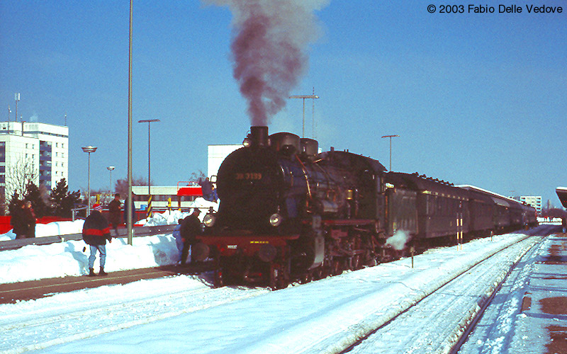 Vor wenigen Minuten ist der Sonderzug der UEF mit 38 3199 an der Spitze und V 100 1041 am Ende in Kempten angekommen (15.02.2003).