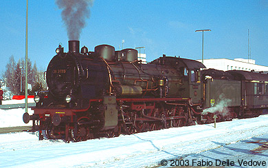 Zum Vergrößern klicken - Über die hübsche 38 3199 waren die Schaulustigen aufs Äußerste entzückt (Kempten, 15.02.2003).