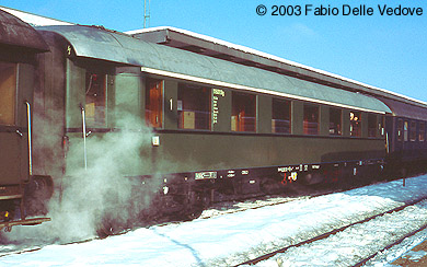 Zum Vergrößern klicken - Historischer 1.-Klasse-Wagen des Sonderzugs (Kempten, 15.02.2003).