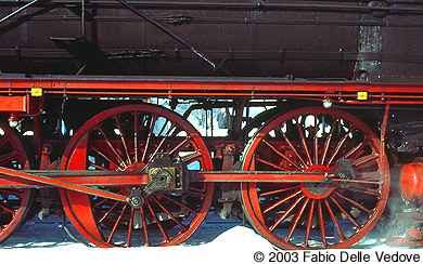 Zum Vergrößern klicken - Freier Durchblick zwischen Kessel und Fahrwerk bei der 01 066 (Kempten, 15.02.2003).