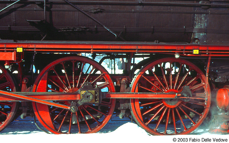 Freier Durchblick zwischen Kessel und Fahrwerk bei der 01 066 (Kempten, 15.02.2003).