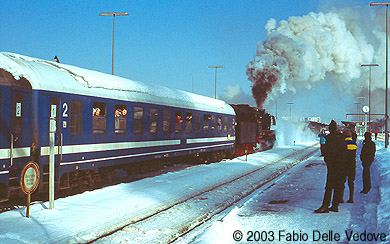 Zum Vergrößern klicken - Die 50 0072 beindruckt ebenfalls mit Zischen, Stampfen, Rauch und Dampf (Kempten, 15.02.2003).