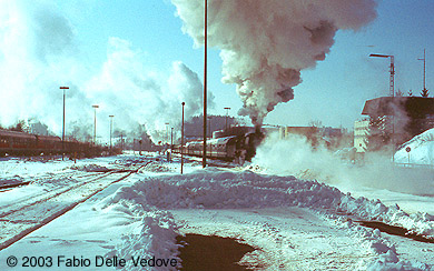 Zum Vergrößern klicken - Mit Volldampf verläßt der Allgäu-Expreß den Kempter Hauptbahnhof in Richtung Immenstadt (15.02.2003). 