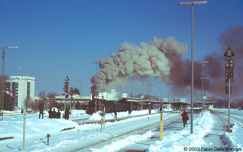 Die 38 3199 steht ihren großen Schwestern nicht nach. Auch sie raucht und dampft bei der Abfahrt des UEF-Zuges spektakulär (Kempten, 15.02.2003).