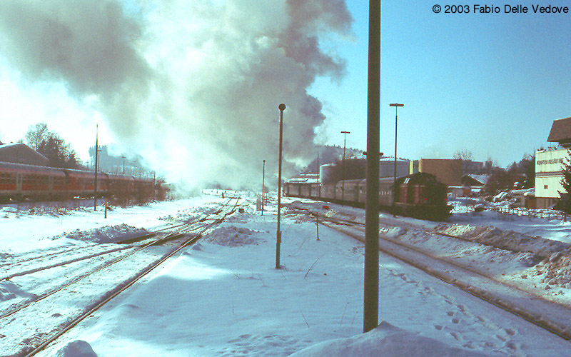Die 38 3199 verfinsterte sogar den Himmel für kurze Zeit als sie mit dem Sonderzug der UEF in Richtung Immenstadt enteilt (Kempten, 15.02.2003).