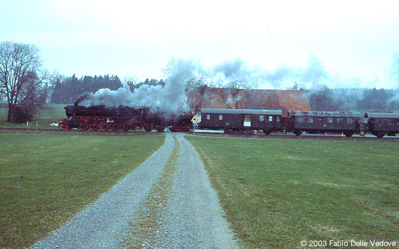 Bemerkenswerte Übereinstimmung zwischen dem Verkehrszeichn vor dem unbeschrankten Bahnübergang und dem vorbeifahrenden Zug (Mennisweiler, 06. April 2003).