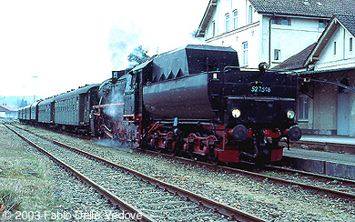 Zum Vergrößern klicken - Gleich hält 52 7596 mit dem EFZ-Sonderzug auf Gleis 2 (Bad Waldsee, 06. April 2003).