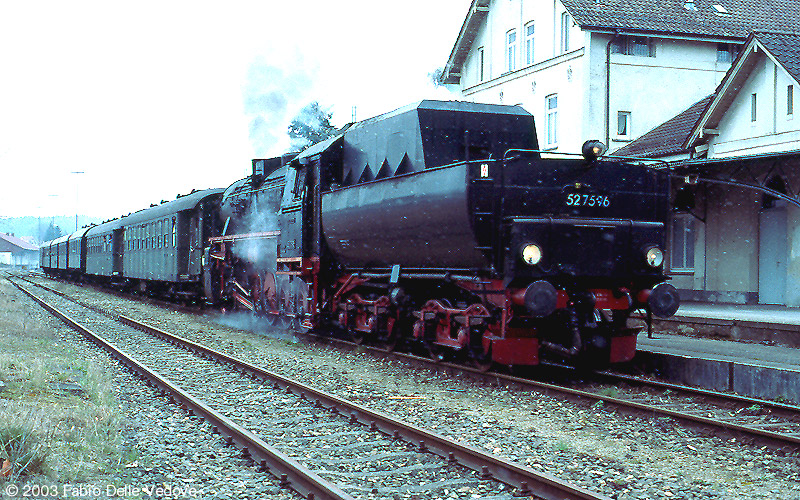 Gleich hält 52 7596 mit dem EFZ-Sonderzug auf Gleis 2 (Bad Waldsee, 06. April 2003).