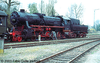 Zum Vergrößern klicken - Vor 50 Jahren sicher noch oft zu beobachten, das Kontrollieren der Lager (Bad Waldsee, 06. April 2003).