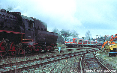 Zum Vergrößern klicken - Einfahrt des RE 21211 (Aulendorf - Kißlegg - Memmingen -Augsburg) um 11:15 Uhr auf Gleis 1 (Bad Waldsee, 06. April 2003).