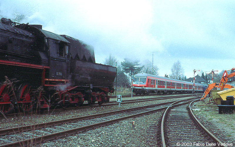 Einfahrt des RE 21211 (Aulendorf - Kißlegg - Memmingen -Augsburg) um 11:15 Uhr auf Gleis 1 (Bad Waldsee, 06. April 2003).