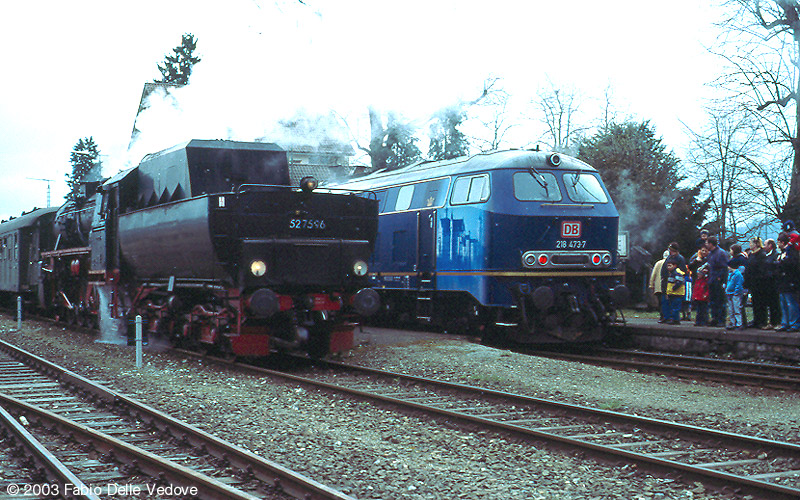 Die Begeisterung beim Publikum war groß, als sich zur historischen Dampflok 52 7596 auch noch die König-Ludwig-Lok 218 473-7 gesellte (Bad Waldsee, 06. April 2003).