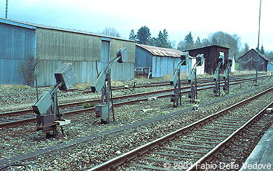 Zum Vergrößern klicken - Derartige Seilzuggewichte sind andernorts nur mehr selten zu sehen (Bad Waldsee, 06. April 2003).