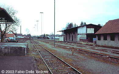 Zum Vergrößern klicken - Blick nach Westen in Richtung Roßberg (Bad Wurzach, 04. April 2003).