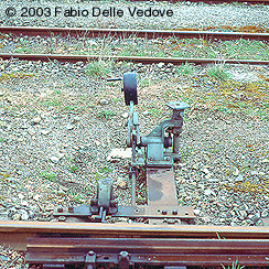 Zum Vergrößern klicken - Weichenhebel (Bad Wurzach, 06. April 2003).